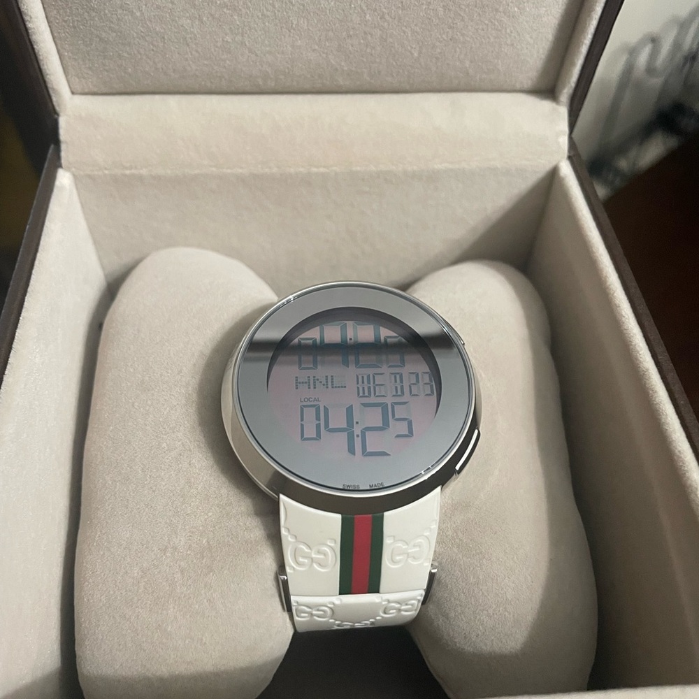 Gucci Digital Watch with White Strap and Green-Red Accents - Picture 4 of 5